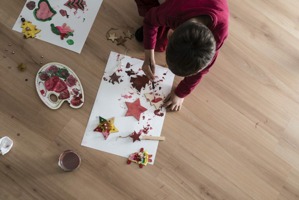 imagen de niño pintando un arbol de navidad en Navidad Montessori