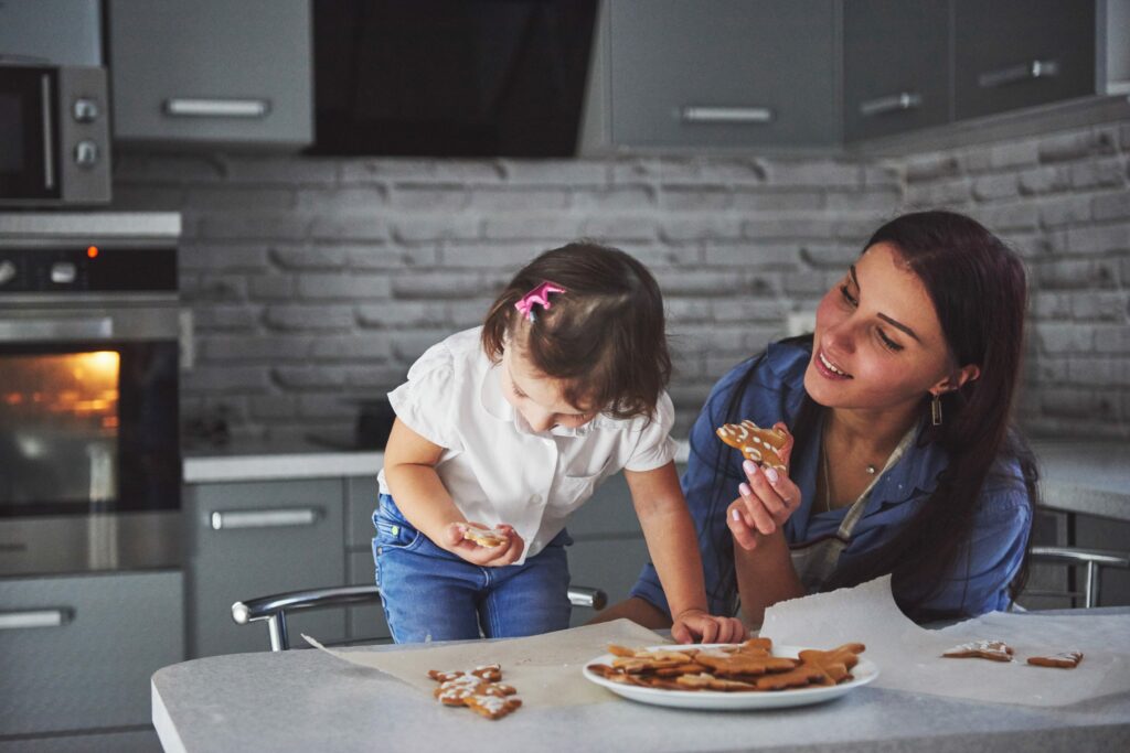 Imagen de madre e hija cocinando en Navidad Montessori